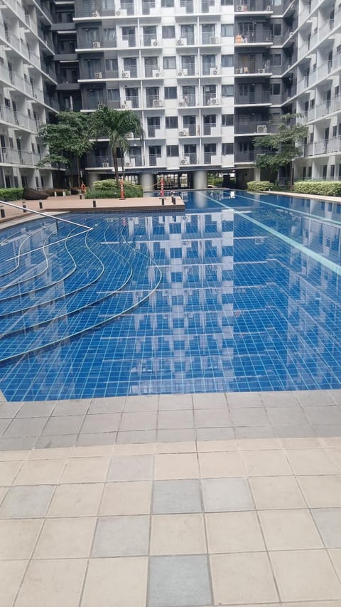 Property building, Day, Swimming pool, sunbed