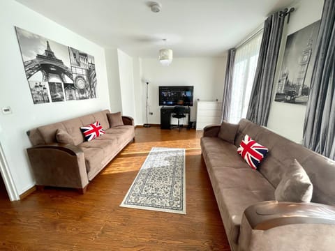 Communal lounge/ TV room, TV and multimedia, Living room, Seating area, Evening entertainment