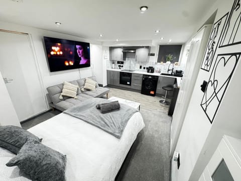 Bed, TV and multimedia, Decorative detail, Decorative detail, Bedroom