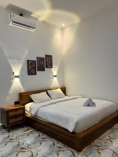 Bed, Bedroom, towels, air conditioner