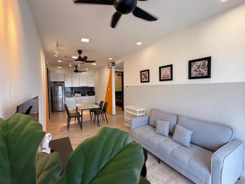 Kitchen or kitchenette, Living room, Seating area, Dining area