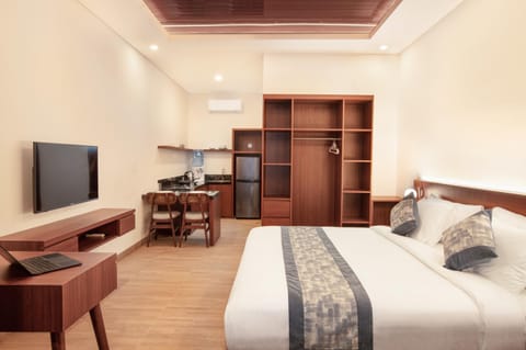 Communal lounge/ TV room, Bed, TV and multimedia, Photo of the whole room, Seating area, Bedroom, wardrobe