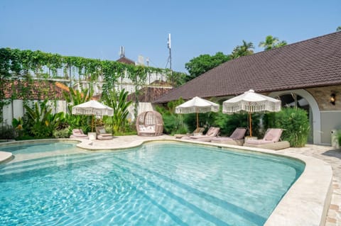 Patio, Swimming pool, sunbed
