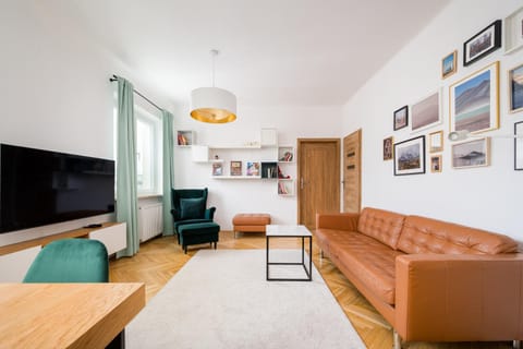 TV and multimedia, Living room, Seating area, Evening entertainment