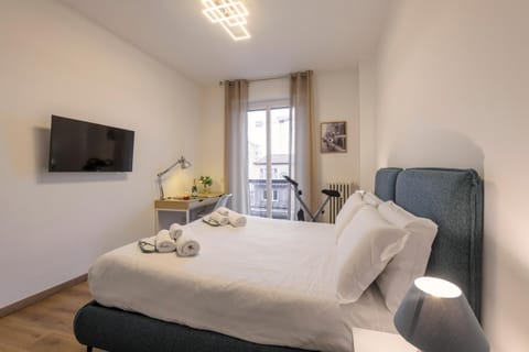 Bed, TV and multimedia, Bedroom