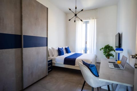 Bed, TV and multimedia, Photo of the whole room, Seating area, Bedroom