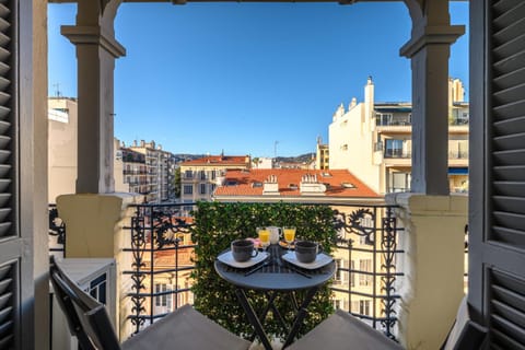 Property building, Patio, Day, View (from property/room), Balcony/Terrace, Dining area, City view