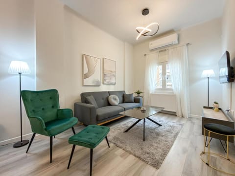 TV and multimedia, Living room, Seating area, internet, air conditioner