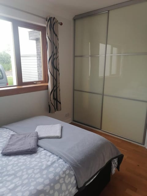 King size bed Direct bus to city center Silver House in Edinburgh