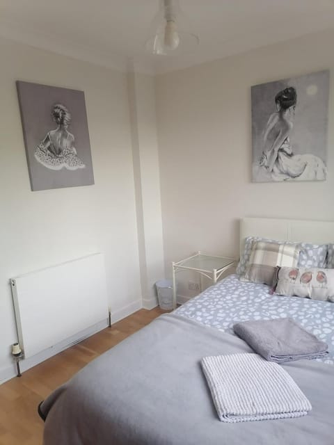 King size bed Direct bus to city center Silver House in Edinburgh