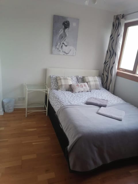 King size bed Direct bus to city center Silver House in Edinburgh
