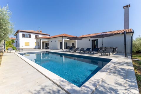 Swimming pool, sunbed
