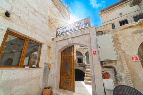 Property building, Facade/entrance, Day