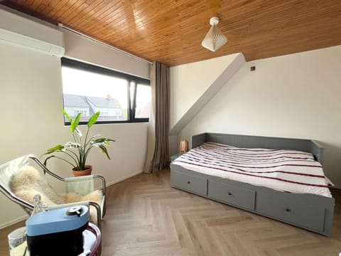 Photo of the whole room, Seating area, Bedroom