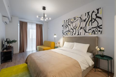 Bed, Living room, Photo of the whole room, Seating area, Bedroom