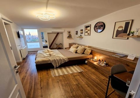 Toilet, Bed, Bathroom, TV and multimedia, Balcony/Terrace, towels, air conditioner