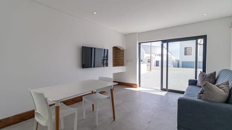 Facade/entrance, BBQ facilities, Living room, Dining area, fireplace