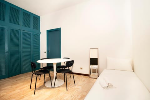 Bed, Dining area