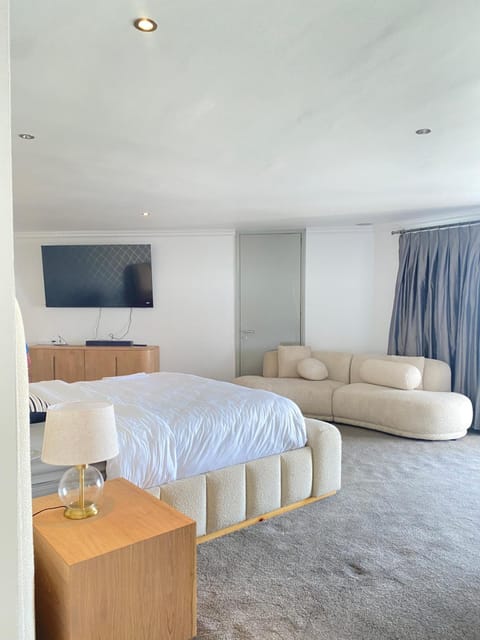 Bed, TV and multimedia, Photo of the whole room, Seating area, Bedroom, Family