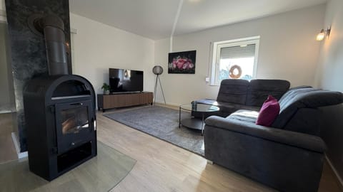 Communal lounge/ TV room, TV and multimedia, Living room, Seating area, Evening entertainment