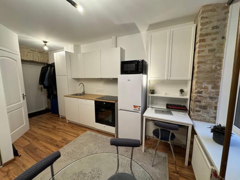 TV and multimedia, Kitchen or kitchenette, Dining area, oven, stove