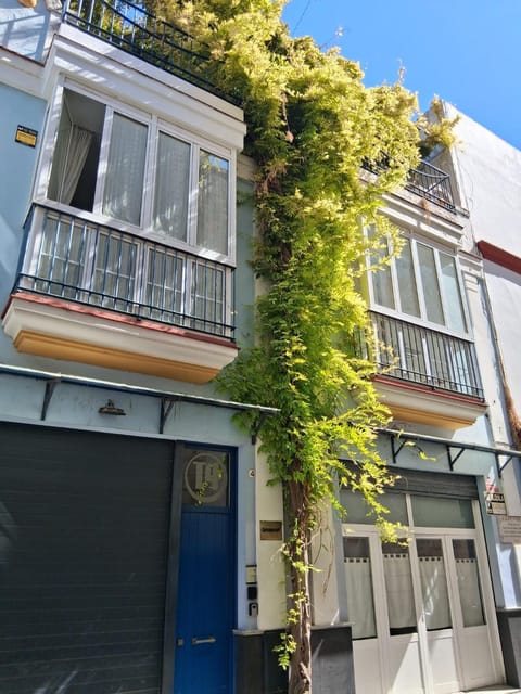 Property building, Restaurant/places to eat, elevator