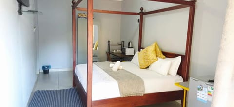 Bed, Photo of the whole room, Bedroom, microwave, minibar, towels