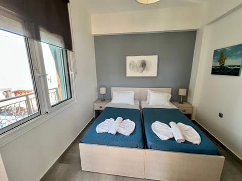 Photo of the whole room, Bedroom, towels
