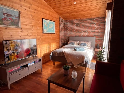 Bed, TV and multimedia, Photo of the whole room, Bedroom