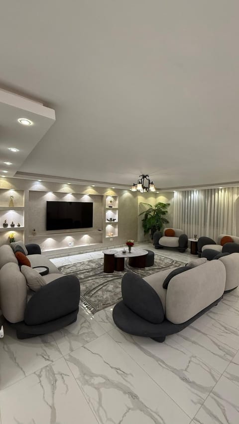 Communal lounge/ TV room, TV and multimedia, Living room, Seating area, Evening entertainment