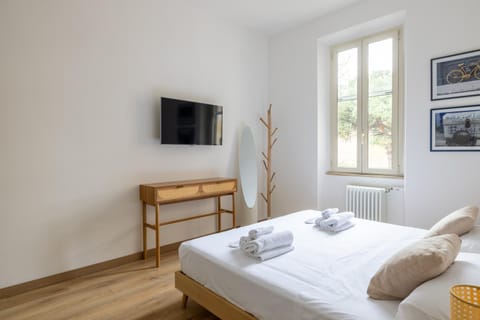 Bed, TV and multimedia, Photo of the whole room, Bedroom, towels