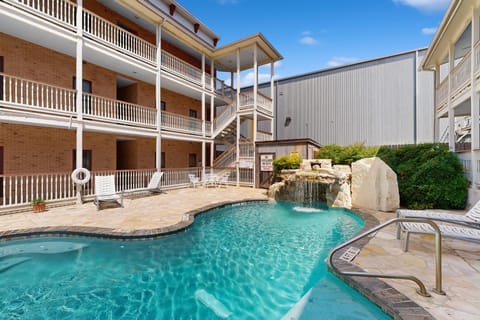 Gruene Riverfront 1st fl condo - pool & river access & walking distance to Gruene Hall House in Gruene