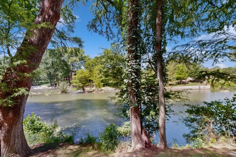 Gruene Riverfront 1st fl condo - pool & river access & walking distance to Gruene Hall House in Gruene