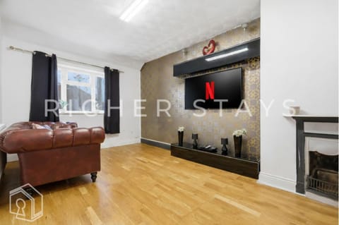 TV and multimedia, Kitchen or kitchenette, Living room, Seating area, Text overlay