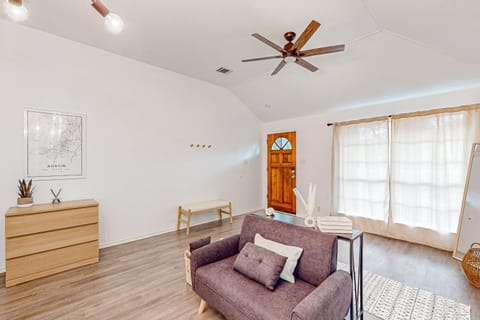 Beautiful dog-friendly home with fireplace, large yard, hammock, W/D, and AC House in Buda