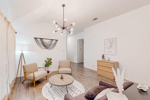 Beautiful dog-friendly home with fireplace, large yard, hammock, W/D, and AC House in Buda