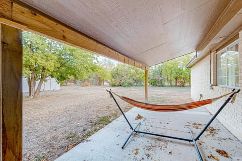 Beautiful dog-friendly home with fireplace, large yard, hammock, W/D, and AC House in Buda