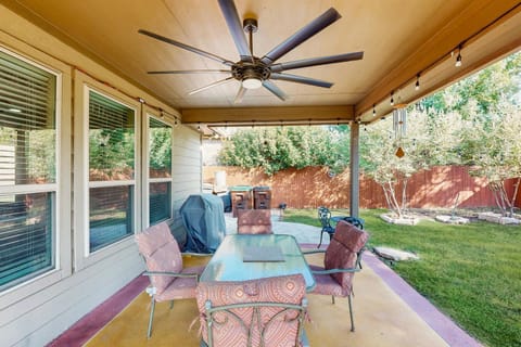 3BR Home w hot tub, foosball! Close to Six Flags House in San Antonio