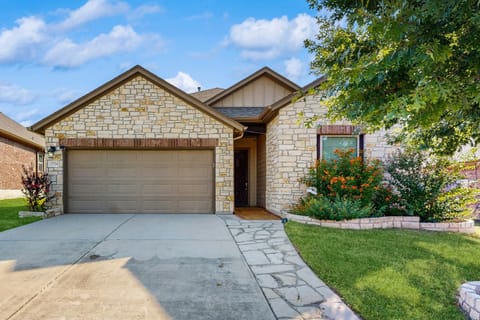 3BR Home w hot tub, foosball! Close to Six Flags House in San Antonio