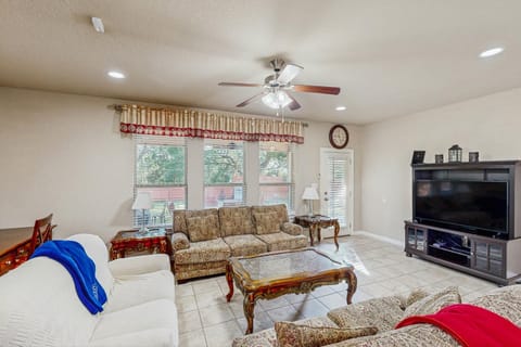 3BR Home w hot tub, foosball! Close to Six Flags House in San Antonio