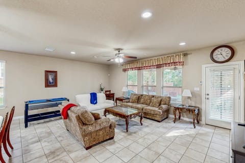 3BR Home w hot tub, foosball! Close to Six Flags House in San Antonio