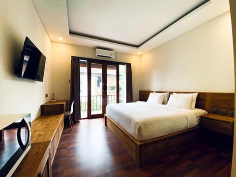 Property building, Bed, TV and multimedia, Bedroom, microwave, air conditioner