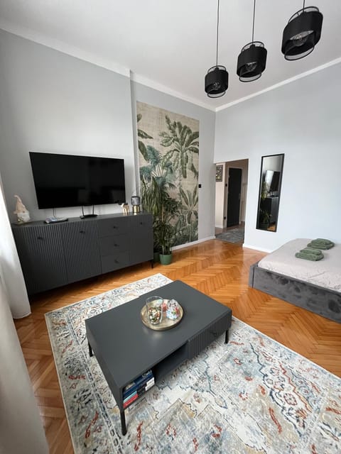 TV and multimedia, Seating area, Evening entertainment