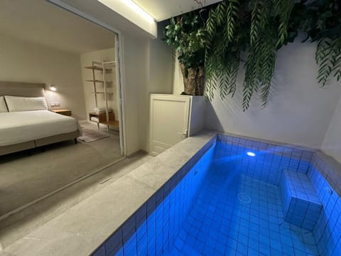 Bed, Bedroom, Swimming pool