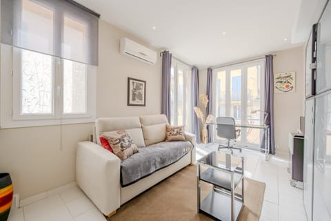 Living room, Seating area, air conditioner