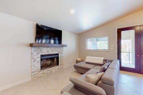 Lakefront home with hot tub, dock, kayaks, central AC, & great lake views House in McQueeney