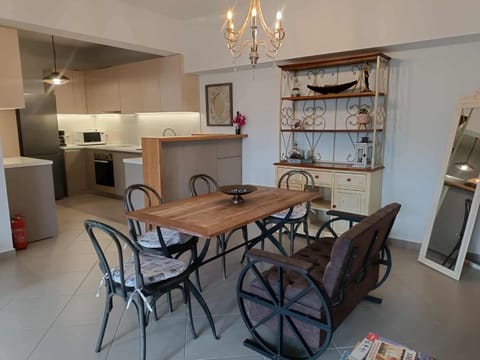 Kitchen or kitchenette, Dining area, oven, stove