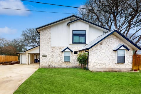 Idyllic waterfront getaway with private hot tub & deck views - near golf House in Seguin