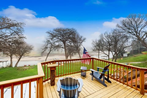 Idyllic waterfront getaway with private hot tub & deck views - near golf House in Seguin