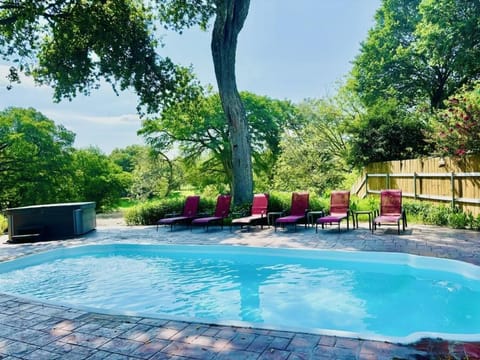 Idyllic waterfront getaway with private hot tub & deck views - near golf House in Seguin